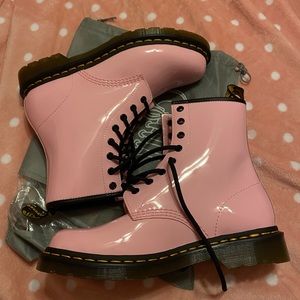 DR. MARTENS 1460 WOMEN'S PATENT LEATHER LACE UP BOOTS